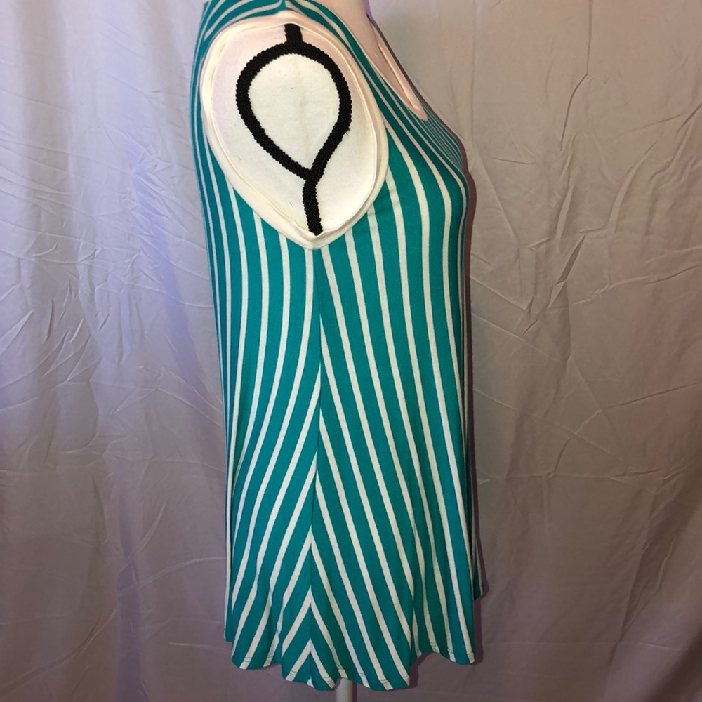 Turquoise & white top - Picture 5 of 8